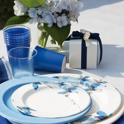 שולחן בפרחים כחולים