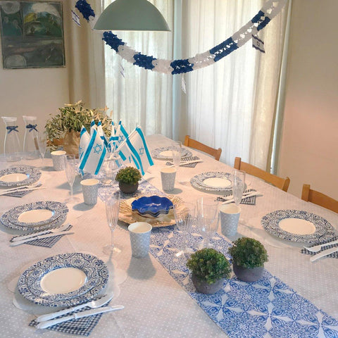 שולחן ערוך כחול לבן בסגנון יווני